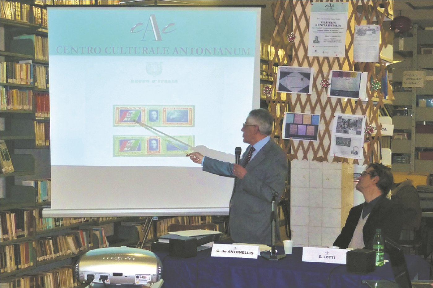Giacomo de Antonellis durante la conferenza Filatelia e Unità d’Italia