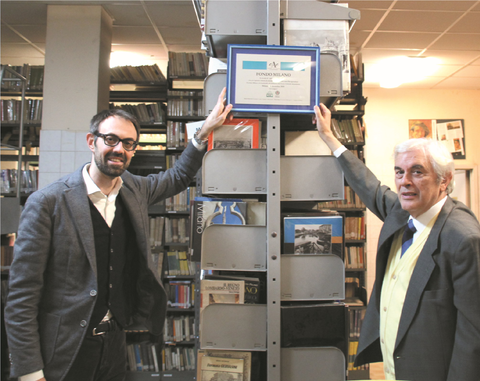 Paolo Guido Bassi e Alberto Boccotti appongono la targa del Fondo Milano