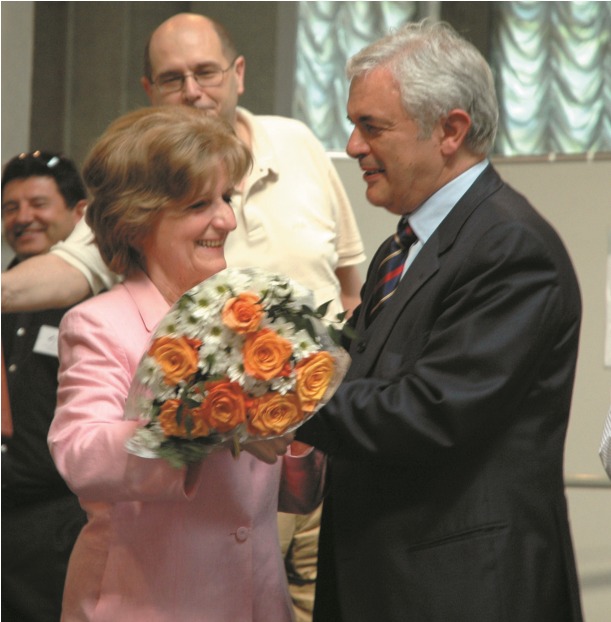 Consegna dei fiori a Edda Ponti