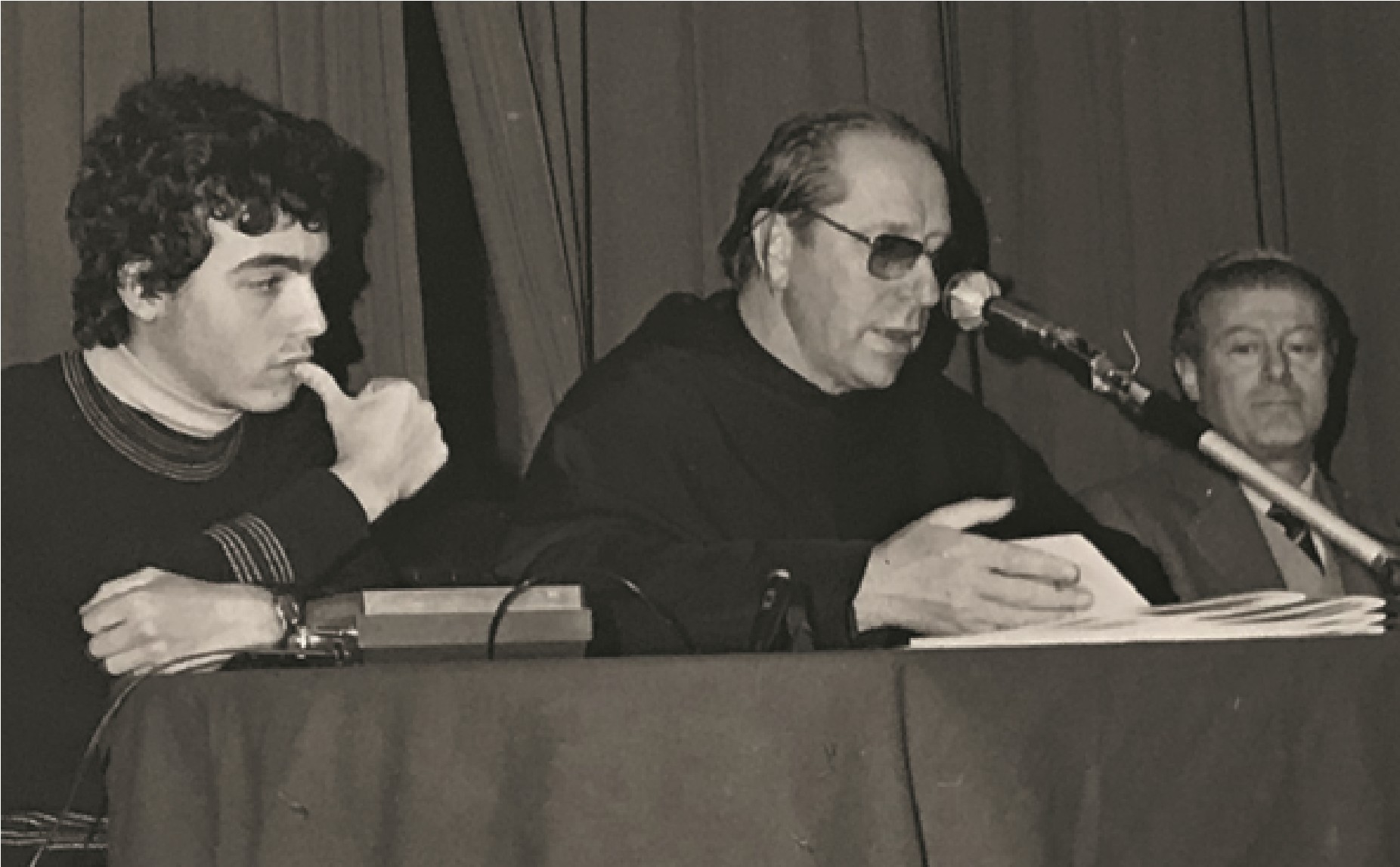 Dicembre 1973: padre David Maria Turoldo (al centro) all’Antonianum.
