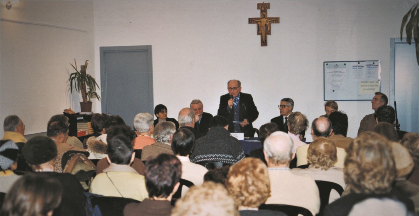 “La famiglia è ancora centro di formazione?”: incontro del 2004 nella Sala Polivalente di viale Corsica, tenuto da padre Benigno Scarpazza.