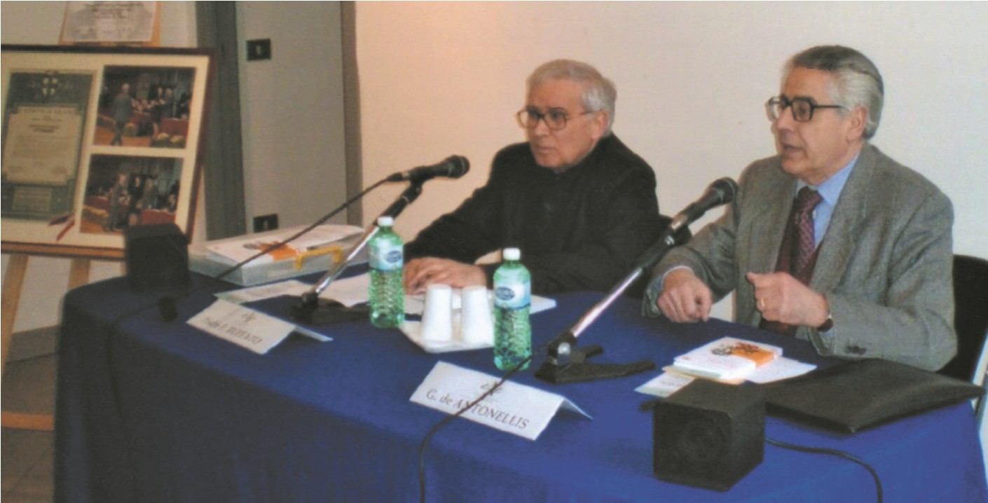Giacomo de Antonellis (a destra) intervista padre Francesco Ruffato, curatore del libro su padre Kolbe, nella Sala Polivalente (2008).
