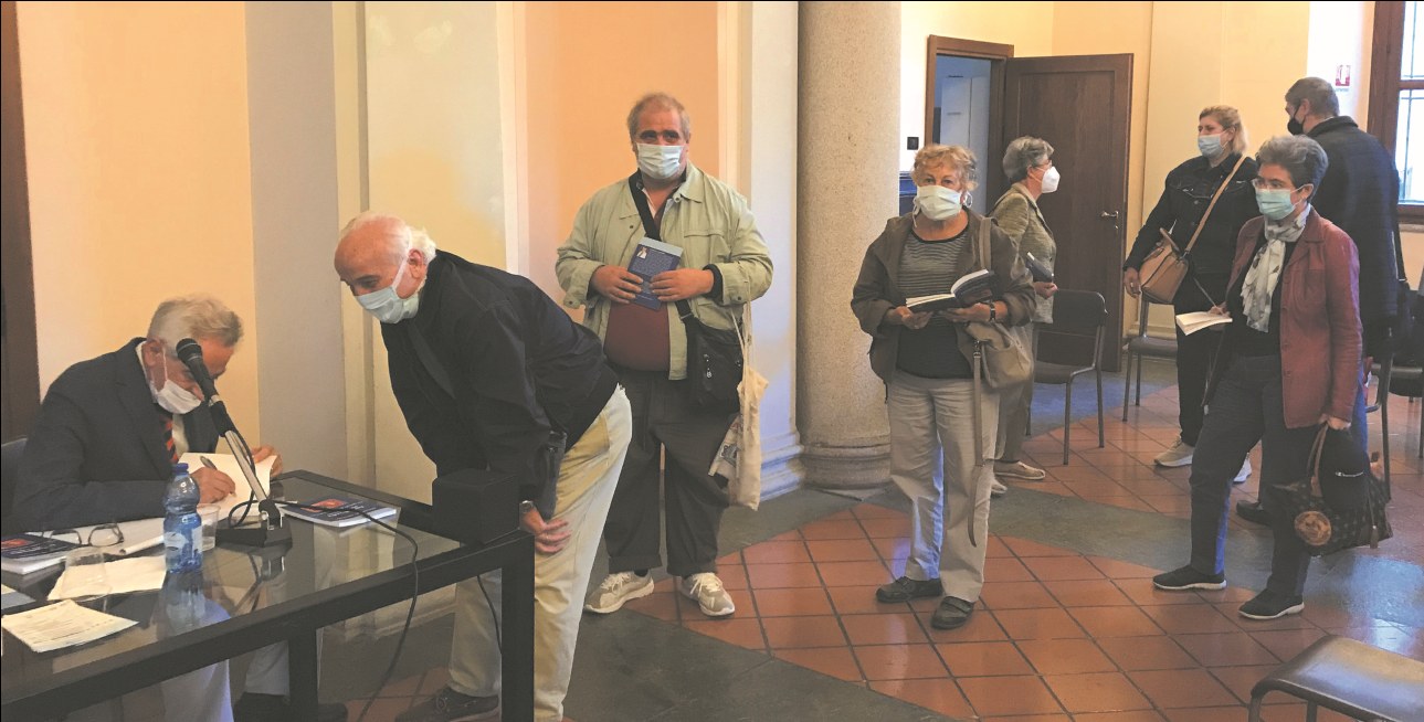 Coda per dediche e autografi al termine della conferenza