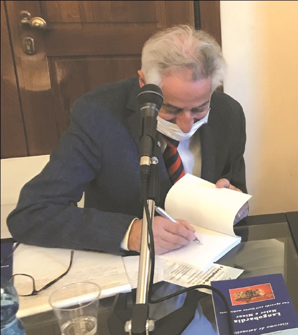 Giacomo de Antonellis firma una copia del volume