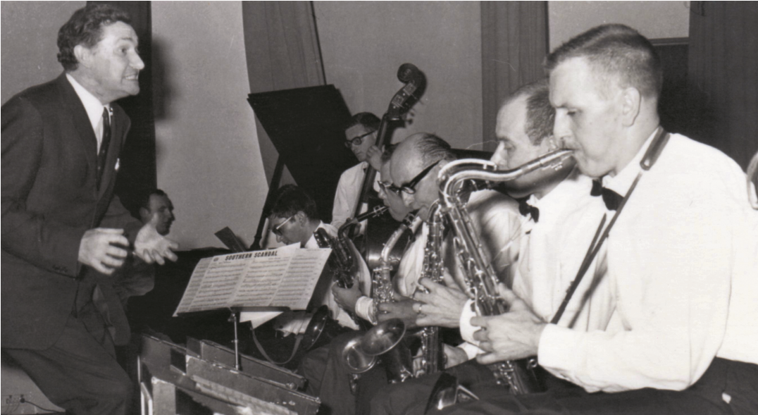 Il direttore Mario Savanco con l'orchestra