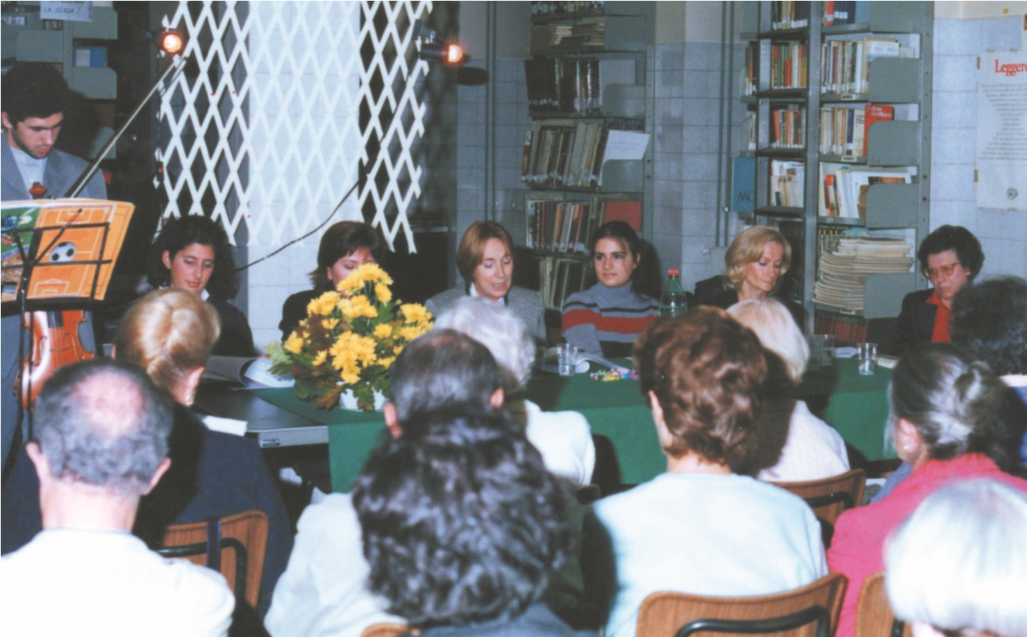 Letture di poesie in biblioteca per la presentazione della prima edizione del Premio Letterario