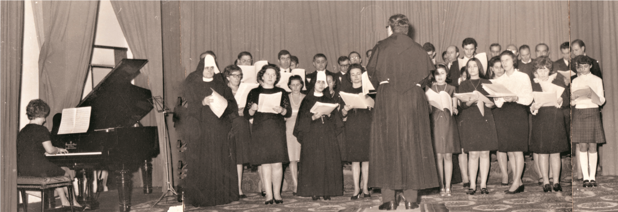 Il coro Antonianum diretto da padre Francesco Ruffato nel 1969