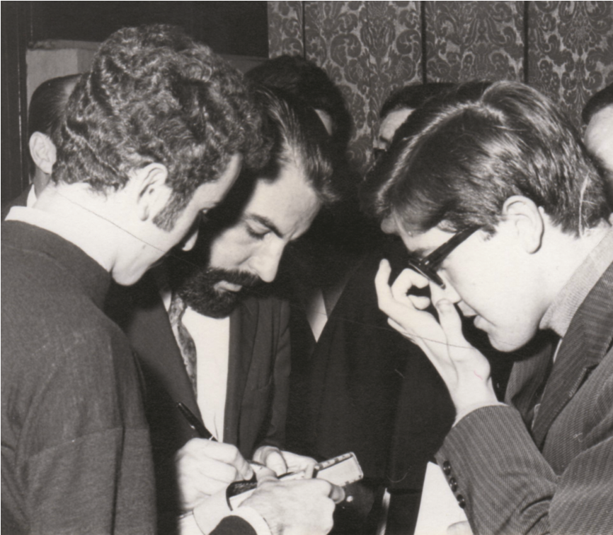 Giorgio Gaslini mentre rilascia autografi agli spettatori nel 1968