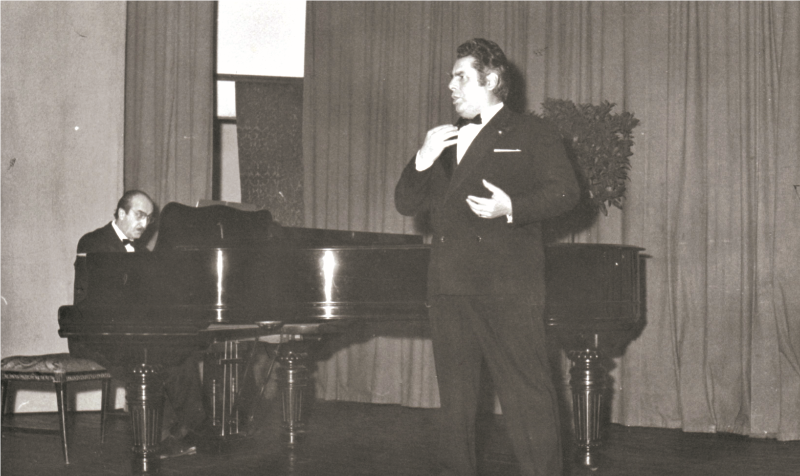 Il tenore Pier Miranda Ferraro in concerto lirico nell'auditorium nel 1968