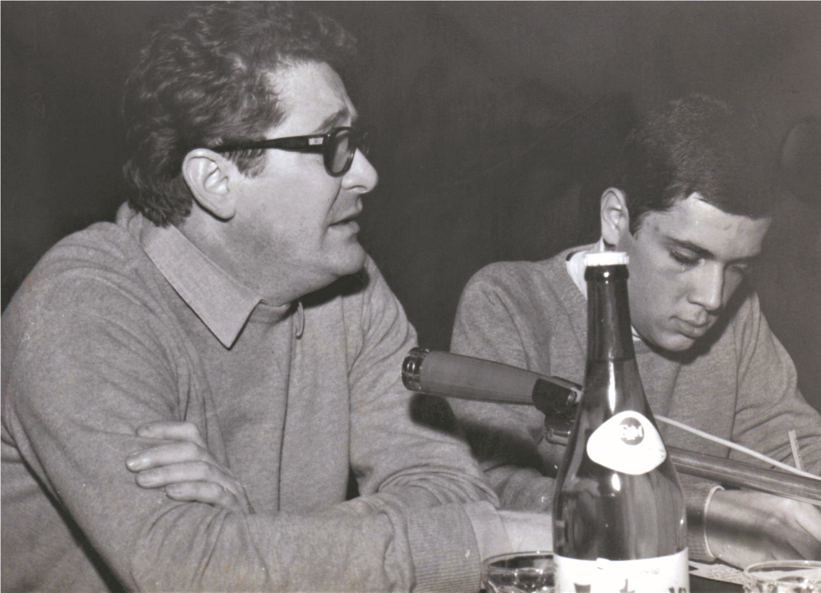 Ermanno Olmi con il moderatore durante un incontro-dibattito sul cinema nel 1969