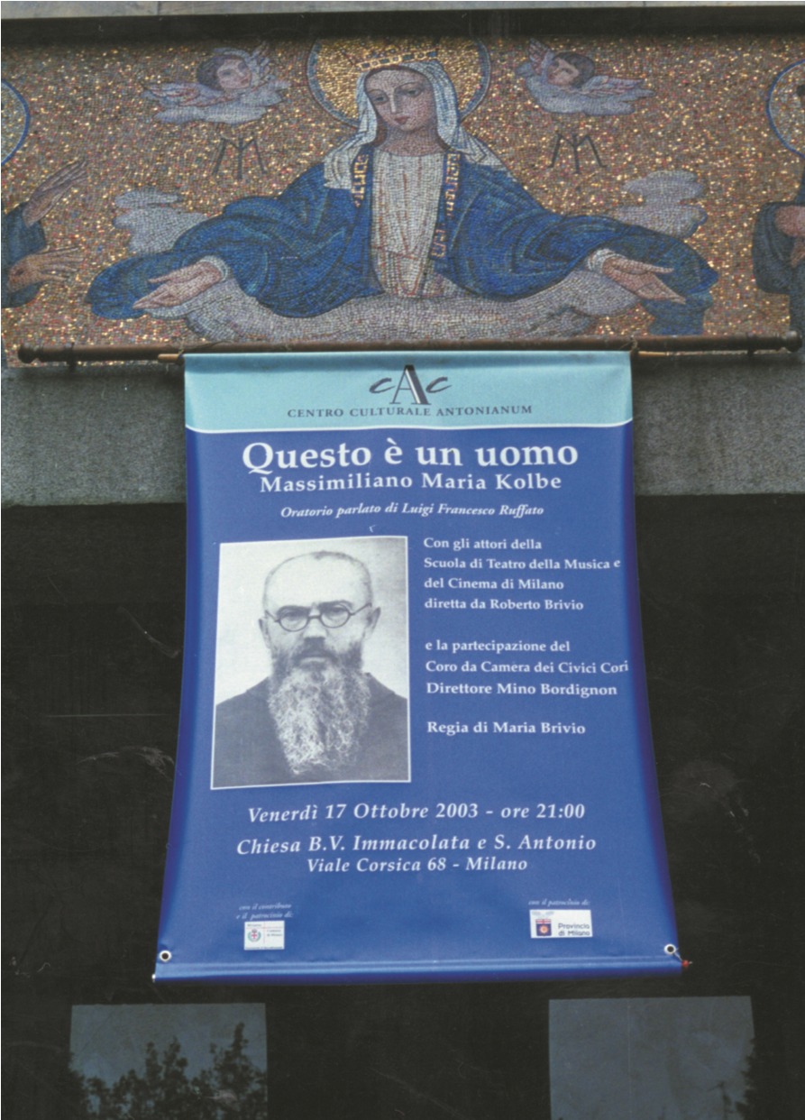 Striscione all’ingresso della chiesa per Questo è un uomo